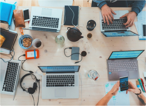 Symbol photo showing the office mood