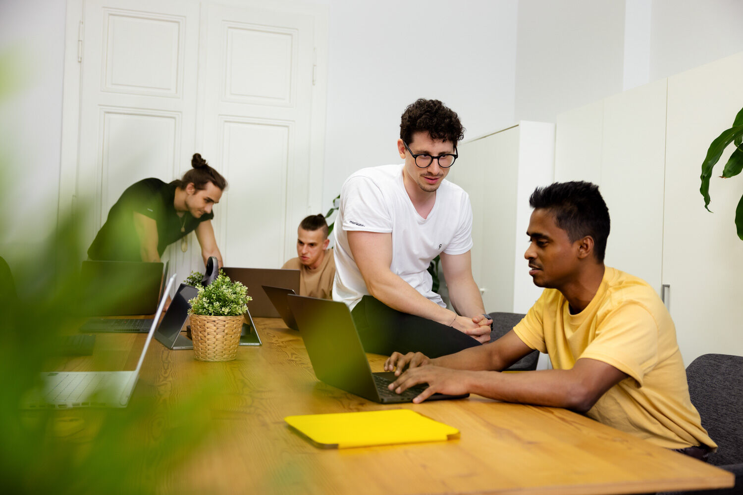 Symbol photo showing the office mood