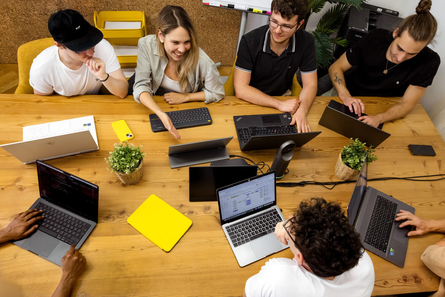 Symbol photo showing the office mood