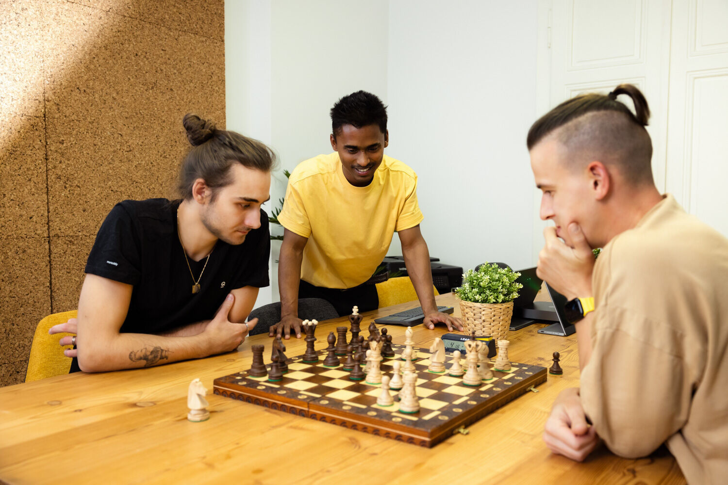 Symbol photo showing the office mood