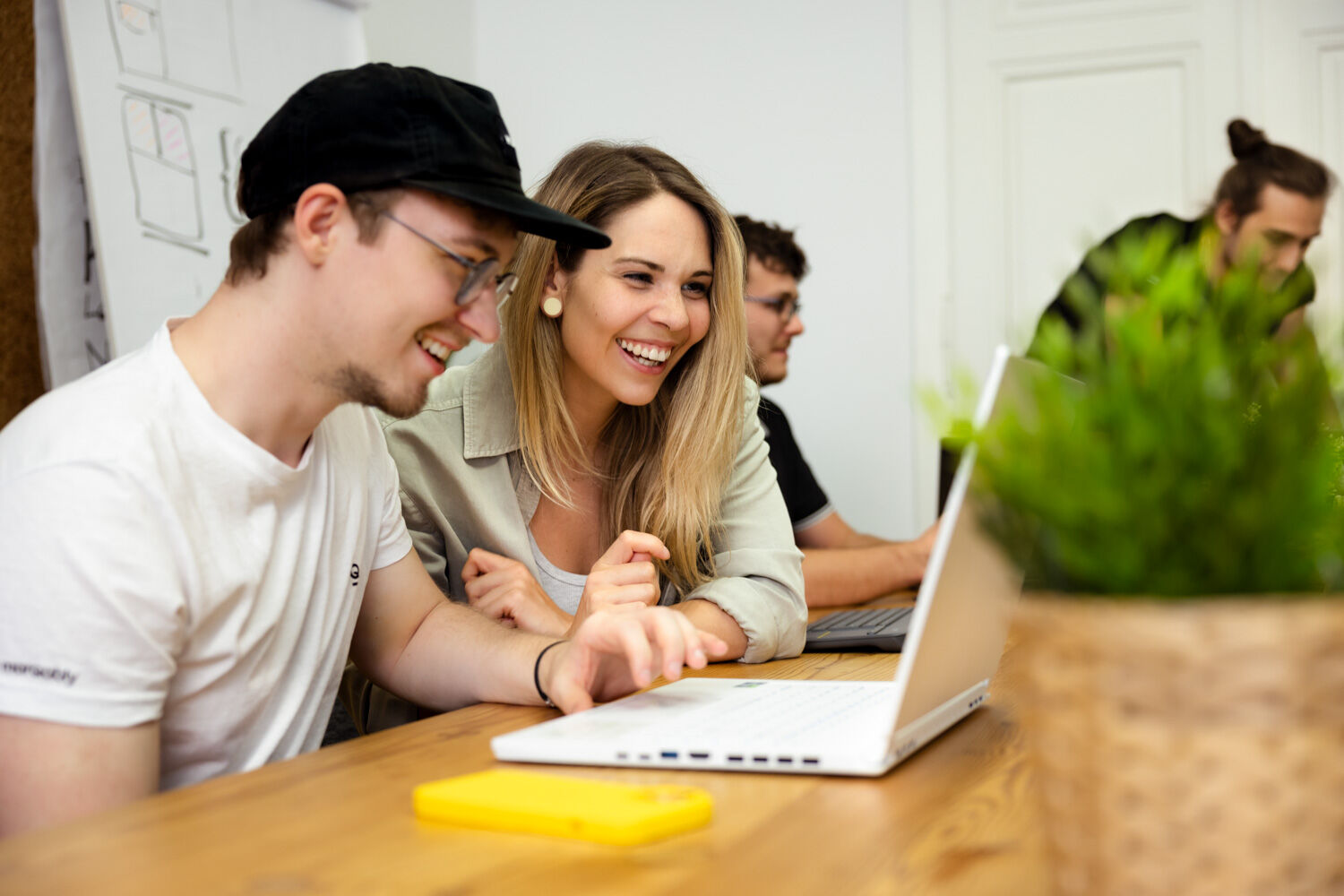 Symbol photo showing the office mood