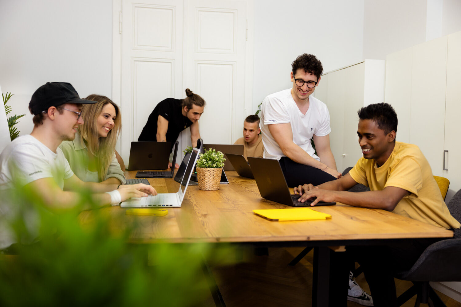 Symbol photo showing the office mood