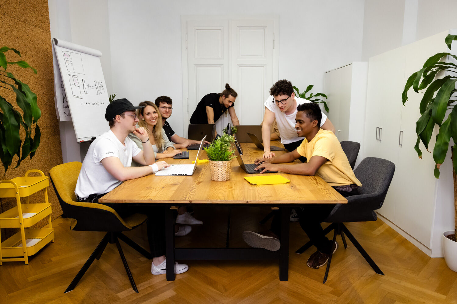 Symbol photo showing the office mood